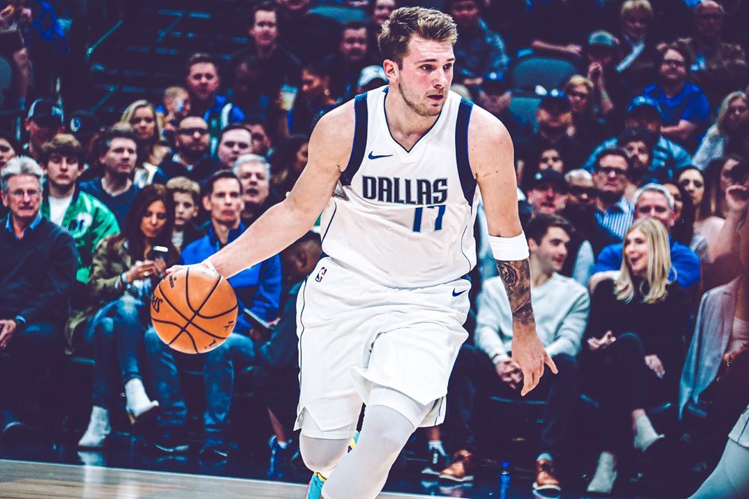 随机包含东契奇回归赛场,连败首场状态亮眼,快船观众沸腾!的词条